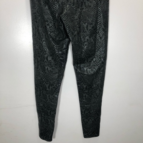 PINK Victoria’s Secret Women’s Black Knockout Tight Snakeskin Print Leggings - Picture 8 of 13